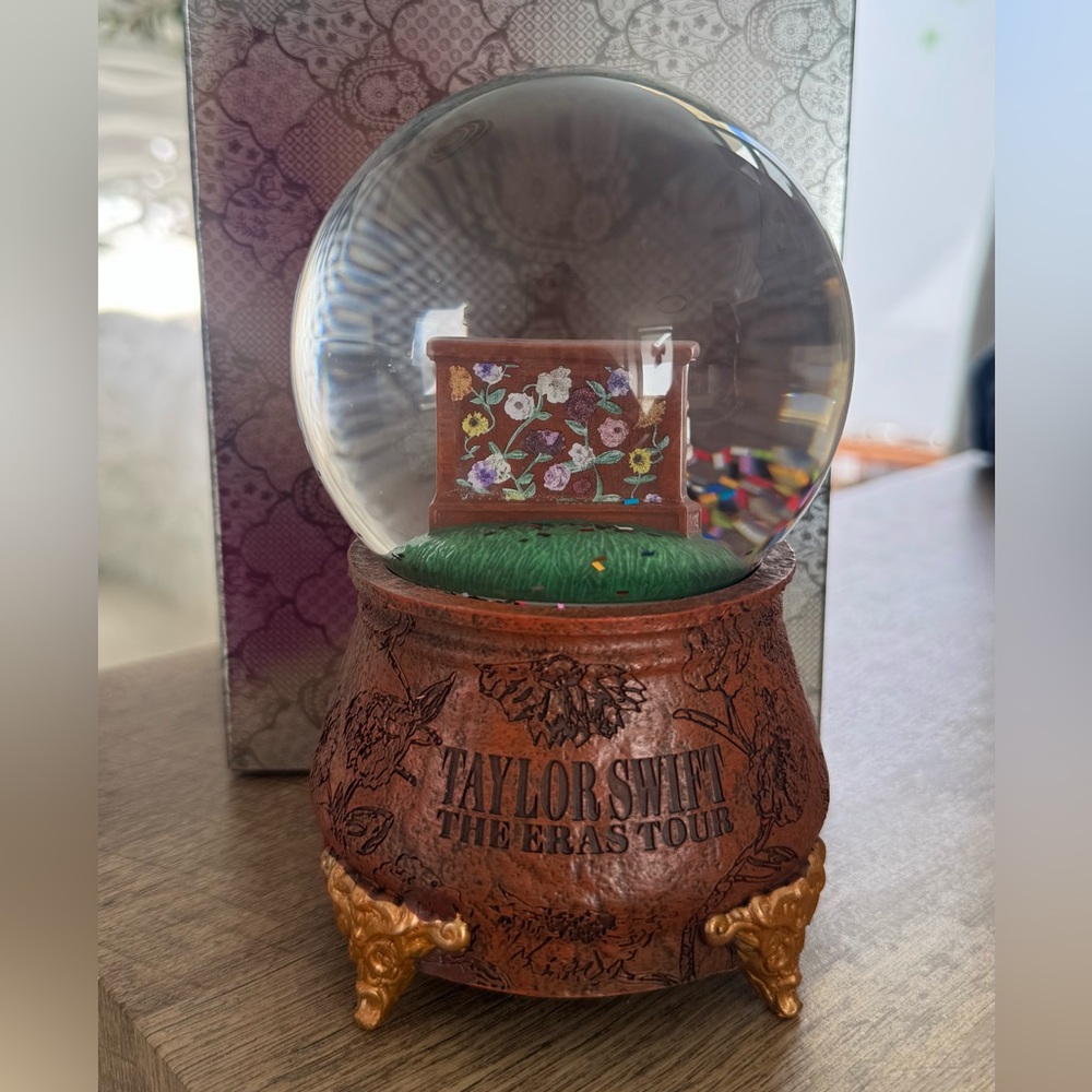 Taylor Swift The Eras Tour Acoustic Piano Snow Globe (pre sale)